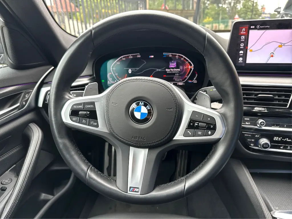 16 - Controles del volante.webp