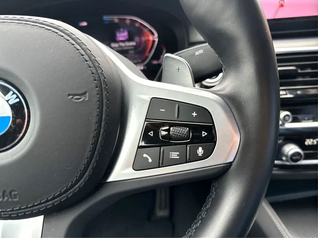 36 - Controles del volante a la derecha.webp