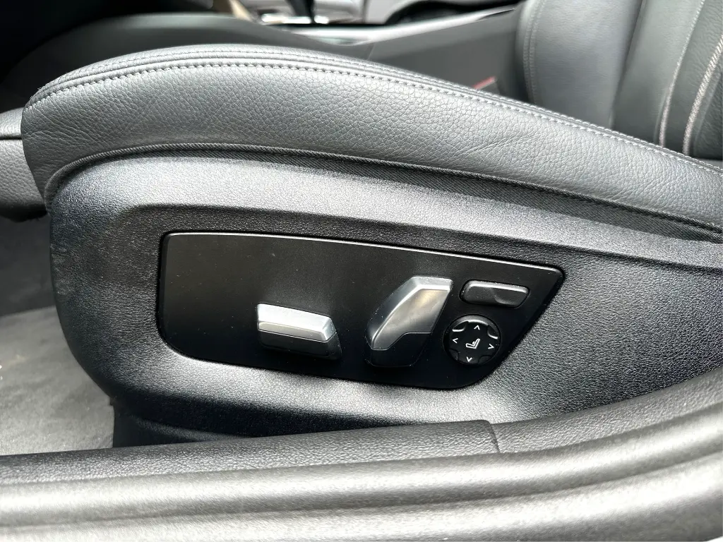 18 - Botón de asiento eléctrico del conductor.webp