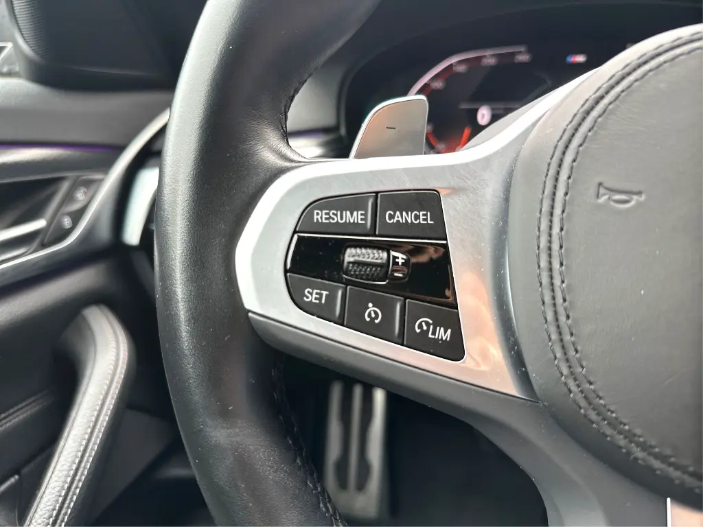 35 - Controles del volante a la izquierda.webp